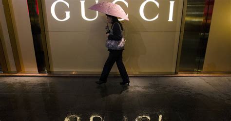 gucci eigenaar vermogen|Gucci keert aan aandeelhouders superdividend uit .